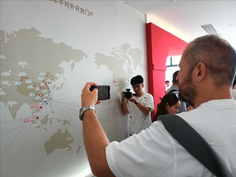 來自波黑的法魯克·博里奇用手機記錄廣州港可以通達到的世界城市與地區(qū)。石青川 攝