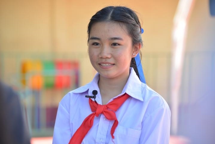 蓬批灣結(jié)束中國之行返回老撾后接受記者采訪。