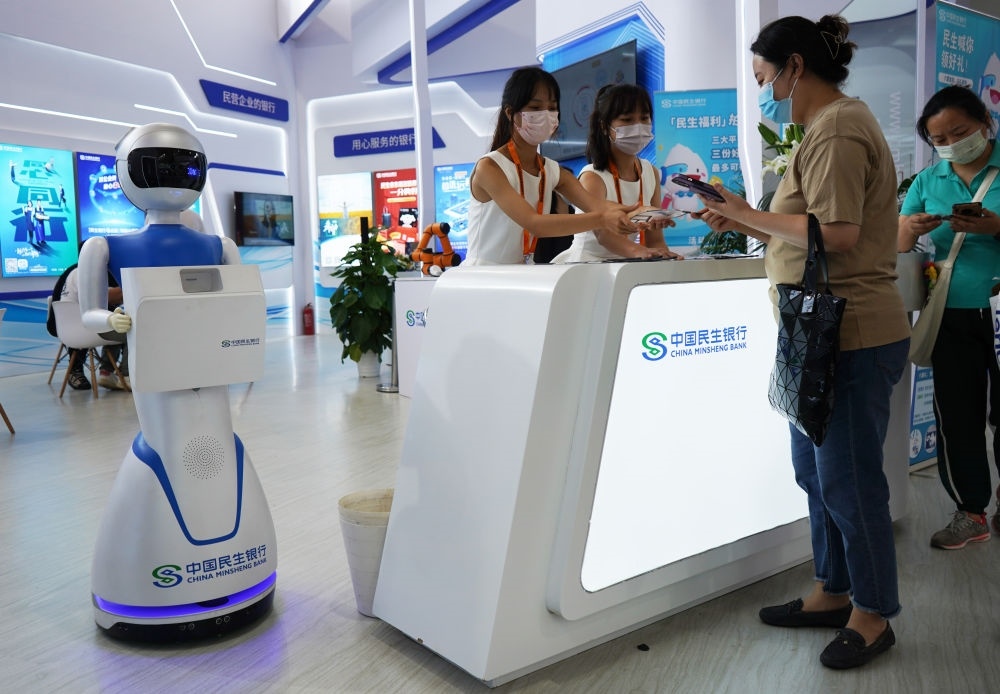 2022年9月4日，在服貿(mào)會(huì)首鋼園區(qū)金融服務(wù)專題展上，參觀者在中國民生銀行展臺(tái)咨詢金融業(yè)務(wù)。新華社記者 金皓原 攝