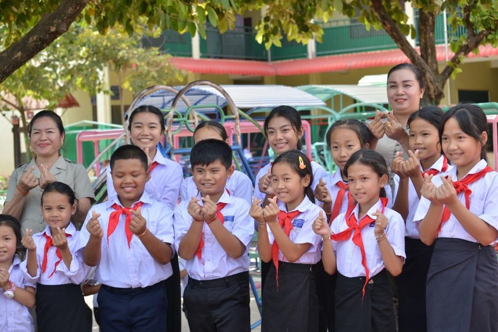 在采訪中，中老友好農(nóng)冰村小學(xué)師生為老中友誼“比心”。