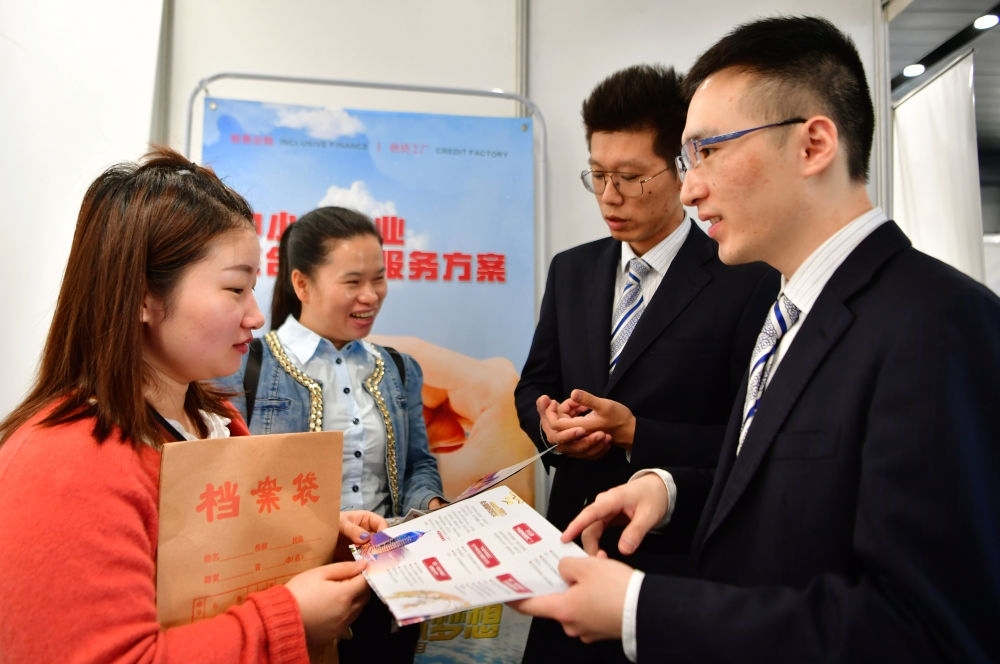 2019年5月9日，兩名鞋業(yè)公司的工作人員（左一和左二）向銀行工作人員咨詢中小微企業(yè)金融服務(wù)方案細(xì)則。當(dāng)日，福建自貿(mào)區(qū)福州片區(qū)稅企銀三方對(duì)接會(huì)在馬尾基金小鎮(zhèn)舉辦，來自傳統(tǒng)制造業(yè)、物聯(lián)網(wǎng)和電子商務(wù)等行業(yè)的企業(yè)代表參加對(duì)接會(huì)。新華社記者 魏培全 攝