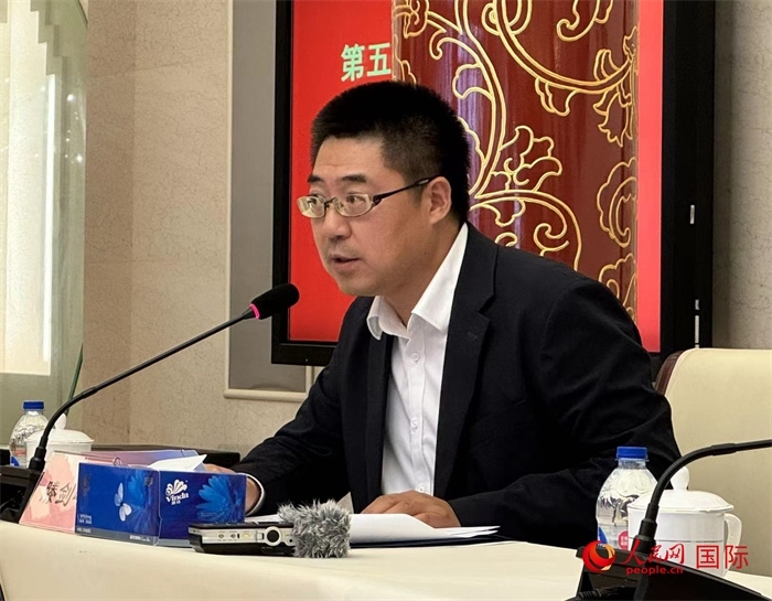 10月31日，歐美同學(xué)會副秘書長滕劍峰在第五屆中法文化論壇媒體吹風會上講話。（人民網(wǎng) 謝瑩攝）