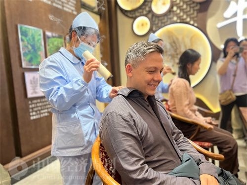  （外媒記者體驗(yàn)艾灸。中國經(jīng)濟(jì)周刊記者 郭志強(qiáng) 攝）