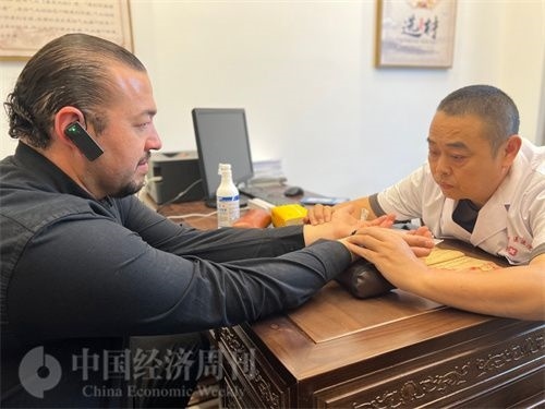 （外媒記者走進(jìn)中醫(yī)堂，問診中醫(yī)名師。中國經(jīng)濟(jì)周刊記者 郭志強(qiáng)攝）
