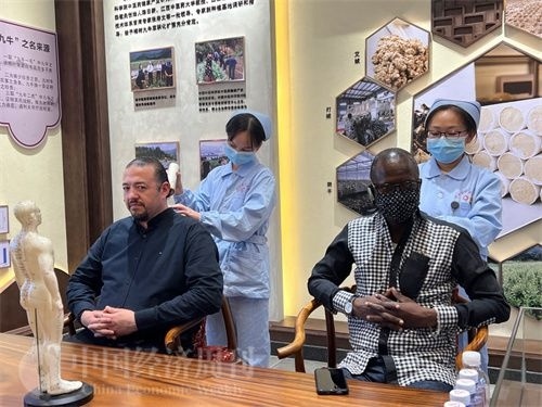  （外媒記者爭(zhēng)先恐后體驗(yàn)艾灸，直呼神奇。中國經(jīng)濟(jì)周刊記者 郭志強(qiáng) 攝）