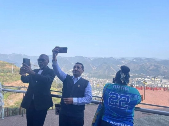 外媒記者在天釀景區(qū)拍照留念。本報(bào)記者葉子攝