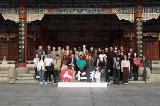 2023“一帶一路”媒體合作論壇聯(lián)合采訪團(tuán)參觀仁和集團(tuán)。（受訪者供圖）