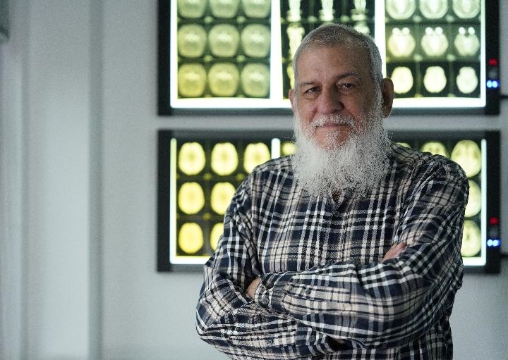 10月31日，古巴科學(xué)家裴德樂在電子科技大學(xué)校園內(nèi)。