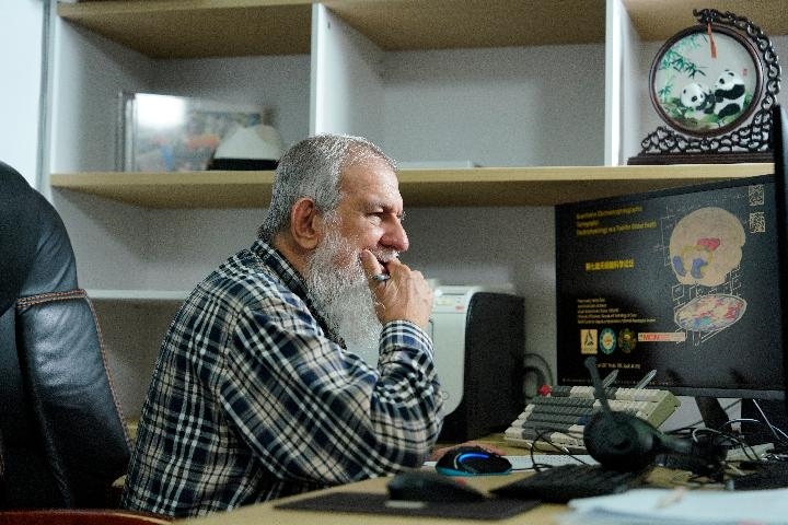 10月31日，古巴科學(xué)家裴德樂在電子科技大學(xué)做科研。