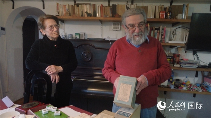 艾麗西亞·奧夫雷貢（左）和馬里奧·帕佐斯向記者展示家中收藏的西班牙語版《紅樓夢》。人民網(wǎng)記者 張若涵攝