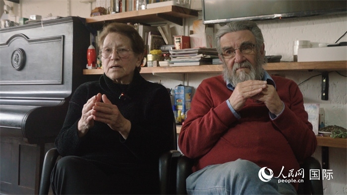 艾麗西亞·奧夫雷貢（左）和馬里奧·帕佐斯接受人民網(wǎng)專訪。人民網(wǎng)記者 張若涵攝