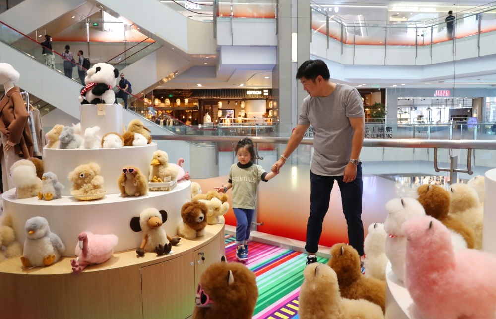 2023年11月2日，顧客在溫暖駝品牌專柜內(nèi)選購。連續(xù)六年參加進(jìn)博會(huì)的秘魯羊駝制品品牌溫暖駝在上海市中心商場(chǎng)開設(shè)了專柜。新華社記者 方喆 攝