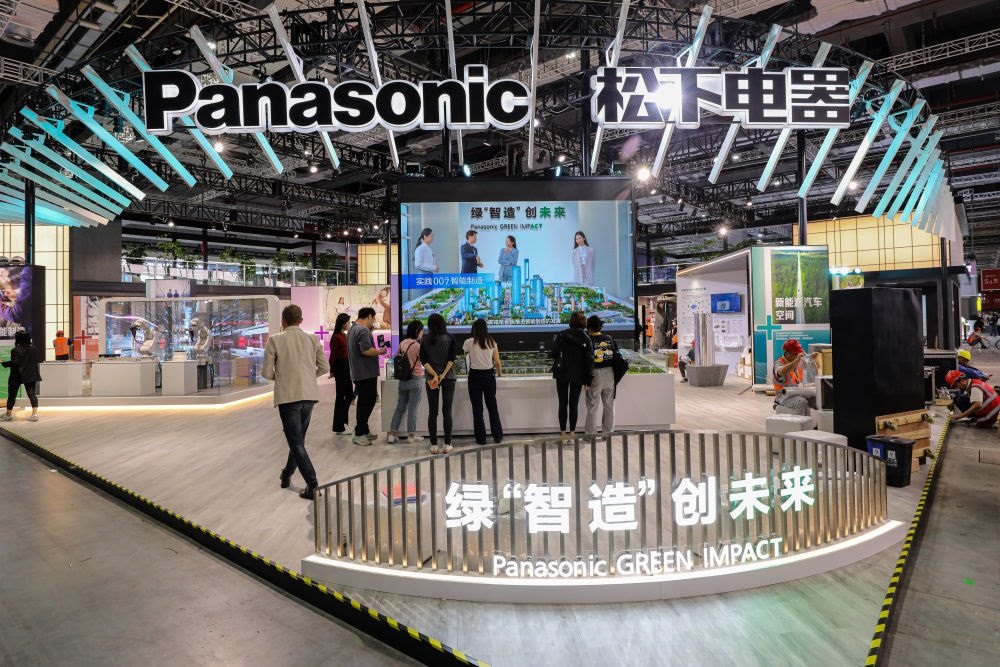 2023年11月2日，工作人員在進(jìn)博會(huì)松下電器展位做準(zhǔn)備工作。新華社記者 辛夢(mèng)晨 攝