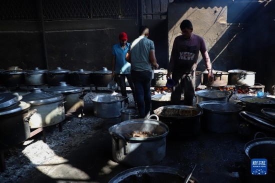 11月3日，在加沙地帶南部城市拉法，人們在煤氣中斷后用柴火做飯。新華社發(fā)（里澤克·阿卜杜勒賈瓦德攝）