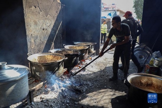 11月3日，在加沙地帶南部城市拉法，人們在煤氣中斷后用柴火做飯。新華社發(fā)（里澤克·阿卜杜勒賈瓦德攝）