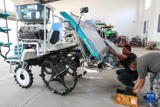 11月4日，技術(shù)員在南通市通州區(qū)十總鎮(zhèn)育民村農(nóng)場保養(yǎng)無人插秧機(jī)設(shè)備。