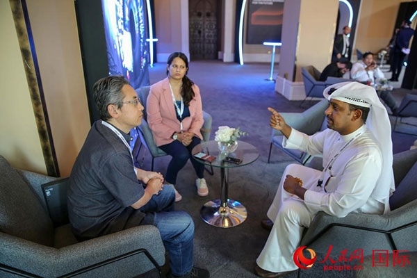 人民網(wǎng)記者采訪迪拜創(chuàng)新企業(yè)家索萊曼·里法伊（右一），索萊曼表示期待加強與中方合作。人民網(wǎng) 塔里克·易卜拉欣 攝