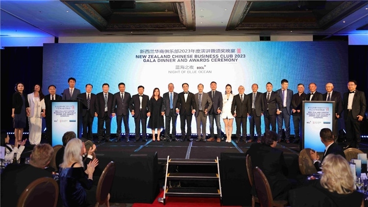 新西蘭華商聯(lián)合總會首批會員代表上臺亮相。攝影：張凱