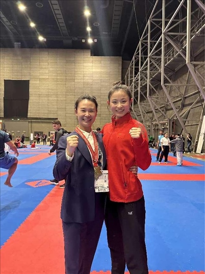 教練李紅（左）與龔莉（右）在2023年匈牙利布達(dá)佩斯世界空手道錦標(biāo)賽上合影。受訪者供圖