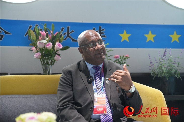 斐濟(jì)副總理兼貿(mào)易部長(zhǎng)卡米卡米加談參加進(jìn)博會(huì)感受。人民網(wǎng)記者 吳超嵐攝