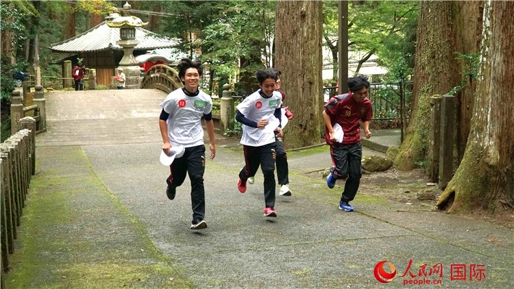 中日青少年在百年古剎里奔跑，揮灑青春的汗水。人民網(wǎng) 蔣曉辰攝