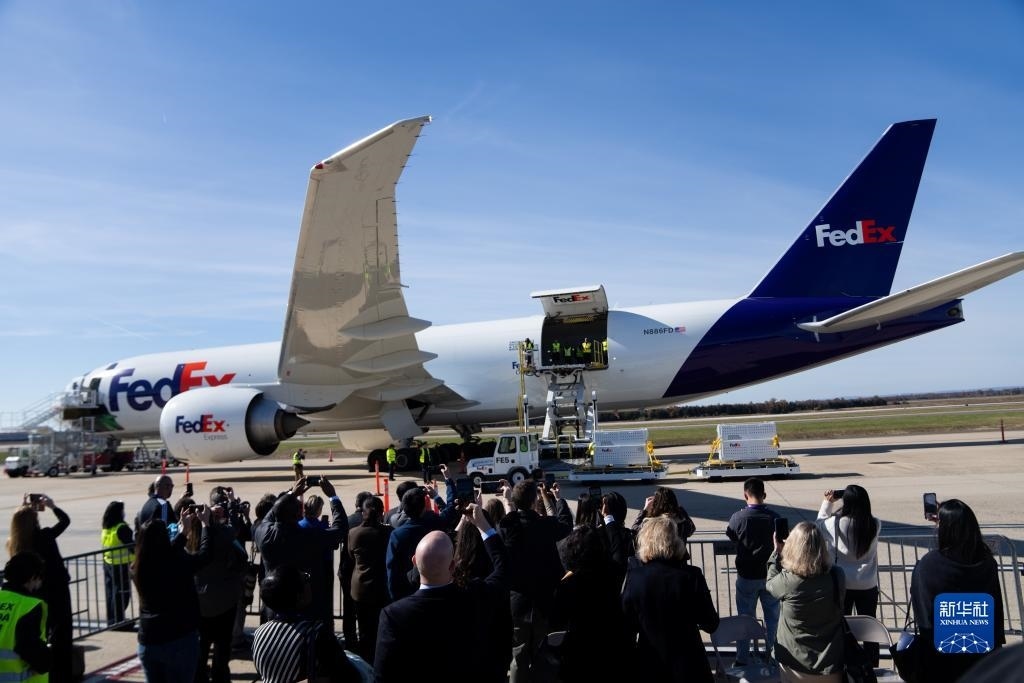 11月8日，在美國弗吉尼亞州的華盛頓杜勒斯國際機場，裝有大熊貓的特制“旅行包廂”準(zhǔn)備運上專機。新華社記者劉杰攝