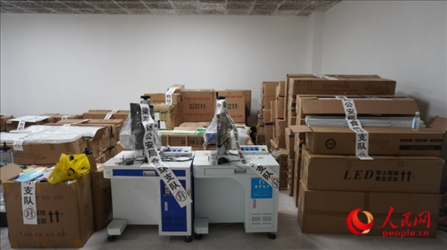 查封的假冒品牌燈具等。人民網(wǎng) 肖聰聰 攝