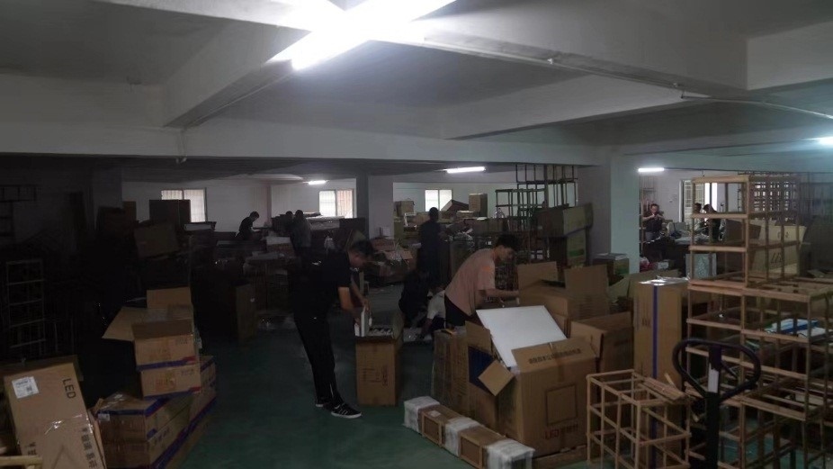 查處倉(cāng)庫(kù)現(xiàn)場(chǎng)。重慶市梁平區(qū)公安局供圖。