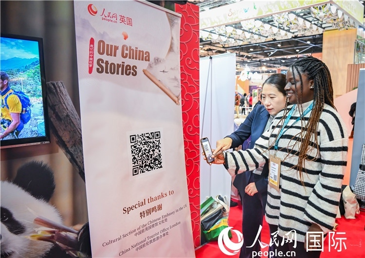 觀眾掃碼《我們的中國故事》系列視頻。人民網(wǎng) 郭錦標(biāo)攝