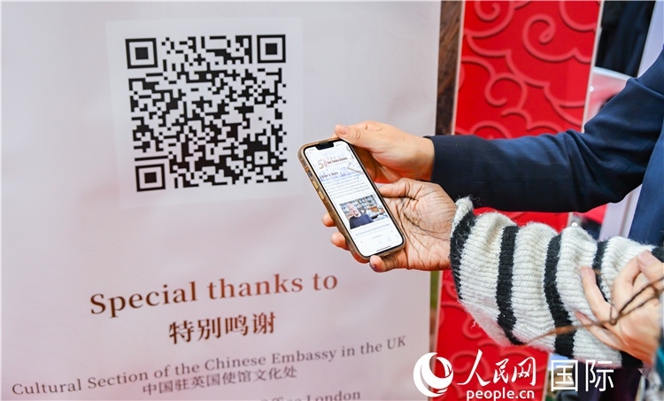 觀眾掃碼《我們的中國故事》系列視頻。人民網(wǎng) 郭錦標(biāo)攝