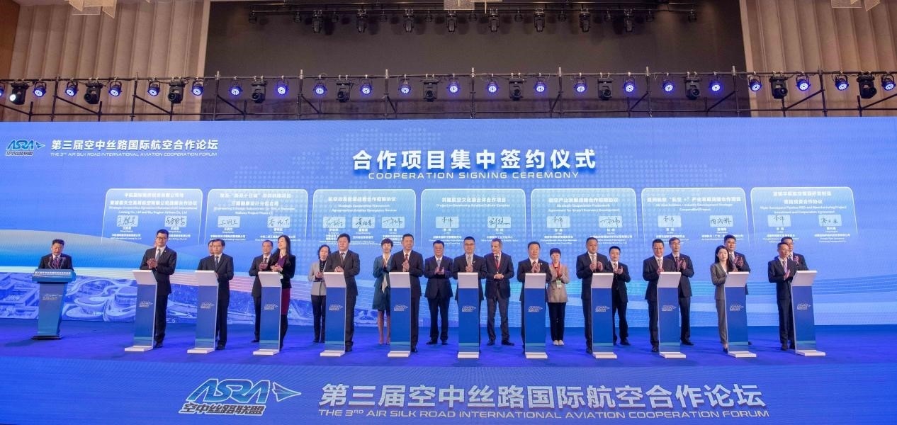 圖為7個國內(nèi)外合作項目現(xiàn)場簽約。人民網(wǎng)記者 唐宋攝