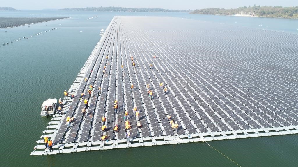 2021年1月23日，施工人員檢查泰國烏汶府詩琳通大壩綜合浮體光伏項目的太陽能板安裝情況。新華社發(fā)（泰國國家電力局項目組供圖）