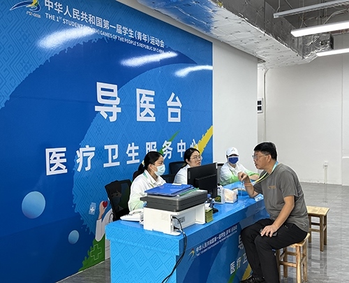 村內(nèi)住客在醫(yī)療衛(wèi)生服務(wù)中心導(dǎo)醫(yī)臺(tái)問(wèn)診。人民網(wǎng)記者 歐興榮攝