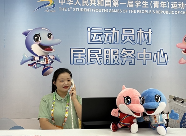 朱珊妮在接聽(tīng)住宿服務(wù)中心的熱線電話。人民網(wǎng)記者 歐興榮攝