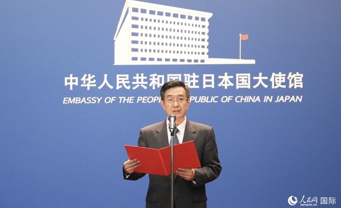 中國駐日本大使館教育處公使銜參贊杜柯偉宣讀獲獎(jiǎng)人員名單。人民網(wǎng) 許可攝