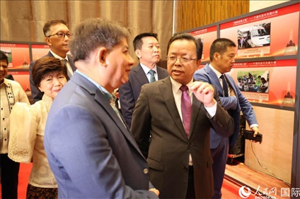 論壇期間配套舉行“‘?dāng)[脫貧困之路’——寧德扶貧開發(fā)圖片展”。人民網(wǎng)記者樊帆 攝