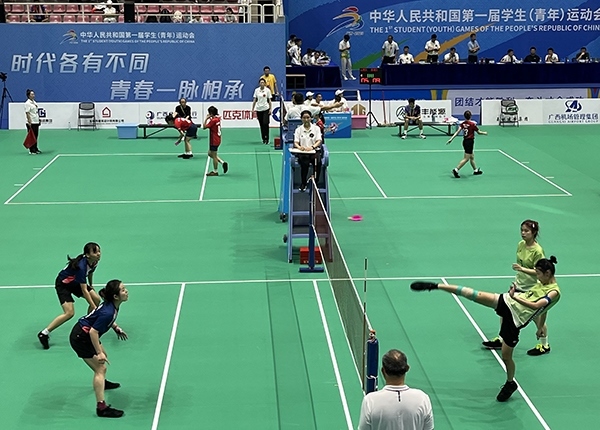 11月11日，第一屆全國學(xué)生（青年）運(yùn)動會毽球（校園組）比賽現(xiàn)場。人民網(wǎng)記者 歐興榮攝
