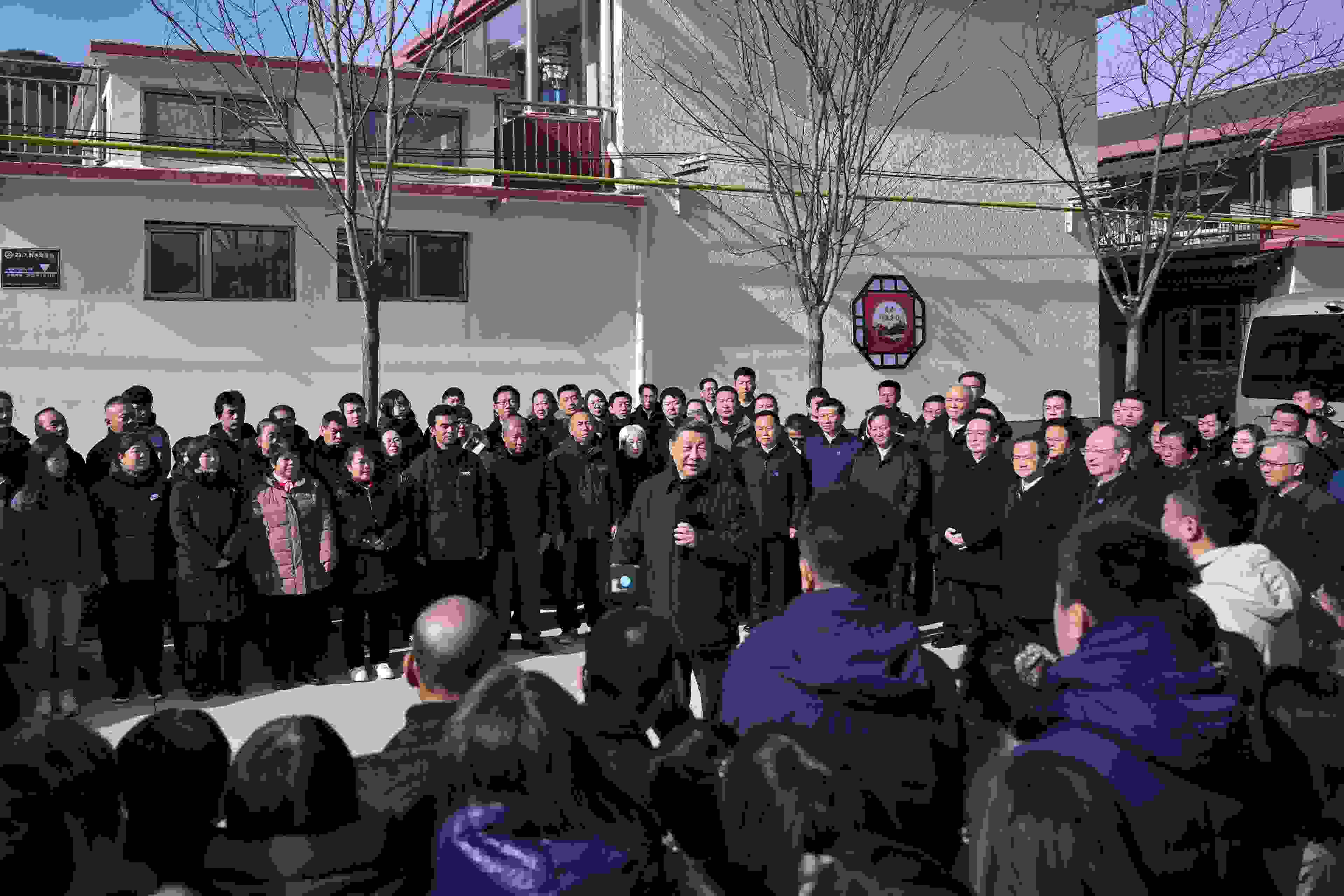 2023年11月10日，習(xí)近平總書記在北京市門頭溝區(qū)妙峰山鎮(zhèn)水峪嘴村考察時(shí)，同當(dāng)?shù)厝罕娪H切交流。