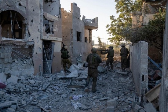 這張以色列國防軍11月12日發(fā)布的照片顯示，以軍地面部隊(duì)在加沙地帶北部開展軍事行動。新華社發(fā)