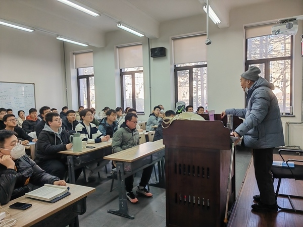 鐘萬(wàn)勰院士為研究生上課。大連理工大學(xué)供圖
