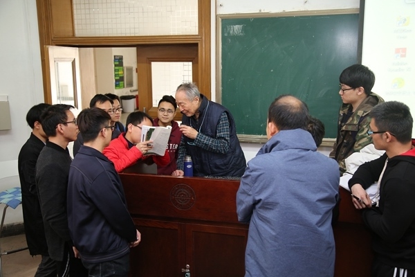 鐘萬(wàn)勰院士為學(xué)生們答疑解惑。大連理工大學(xué)供圖