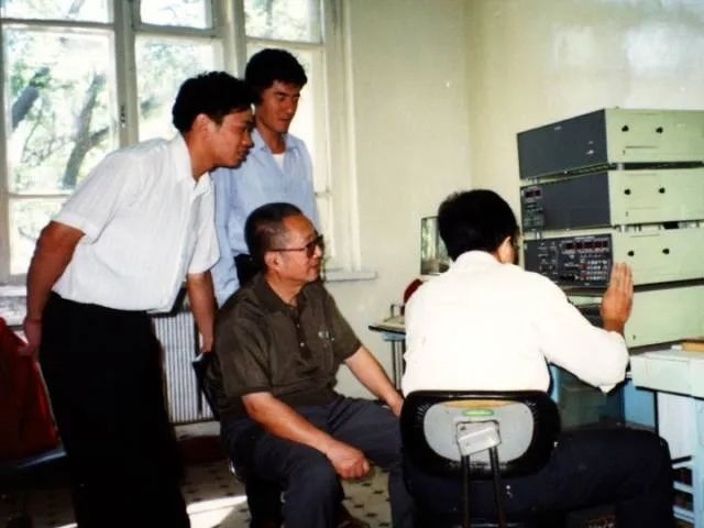 秦裕琨與團(tuán)隊(duì)在一起。哈爾濱工業(yè)大學(xué)供圖