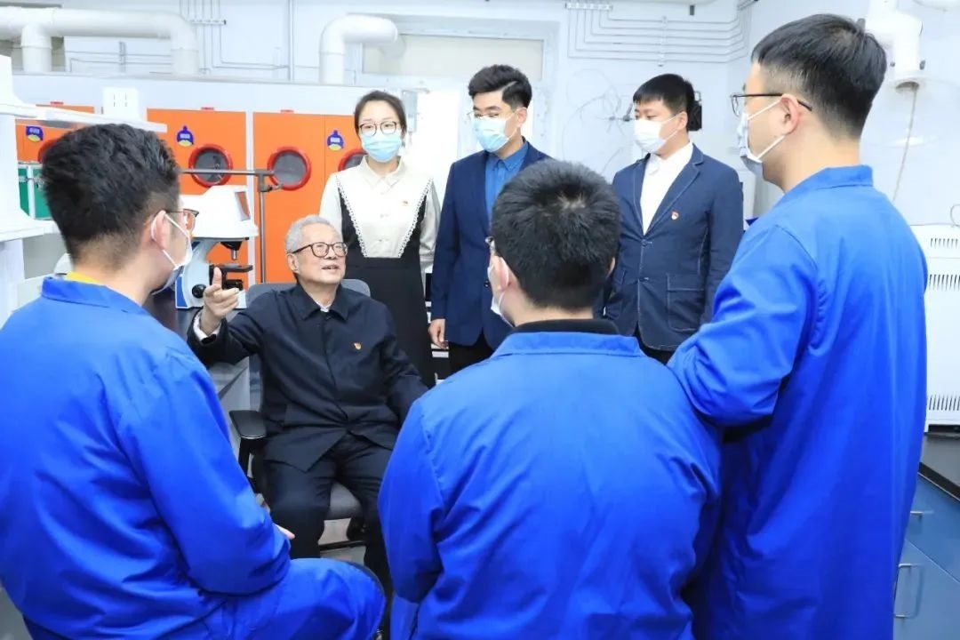 秦裕琨院士在實(shí)驗(yàn)室與青年師生交流。哈爾濱工業(yè)大學(xué)供圖