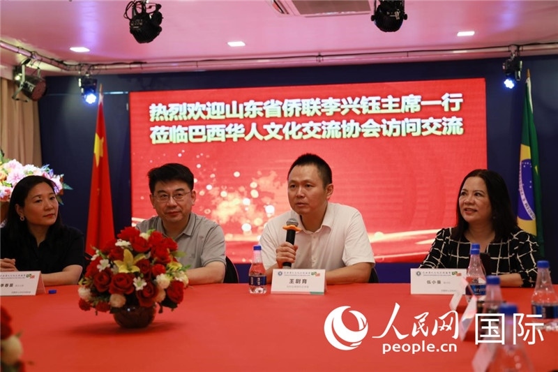 中國駐里約熱內(nèi)盧副總領(lǐng)事王尉育（右二）發(fā)表致辭。人民網(wǎng)記者宋亦然攝