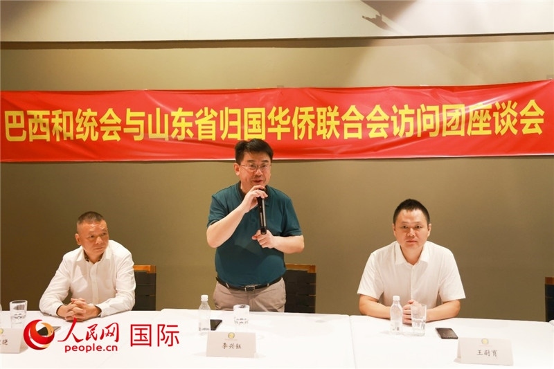 中國(guó)僑聯(lián)副主席、山東省僑聯(lián)主席李興鈺（中）在座談會(huì)上致辭。人民網(wǎng)記者 陳海琪攝