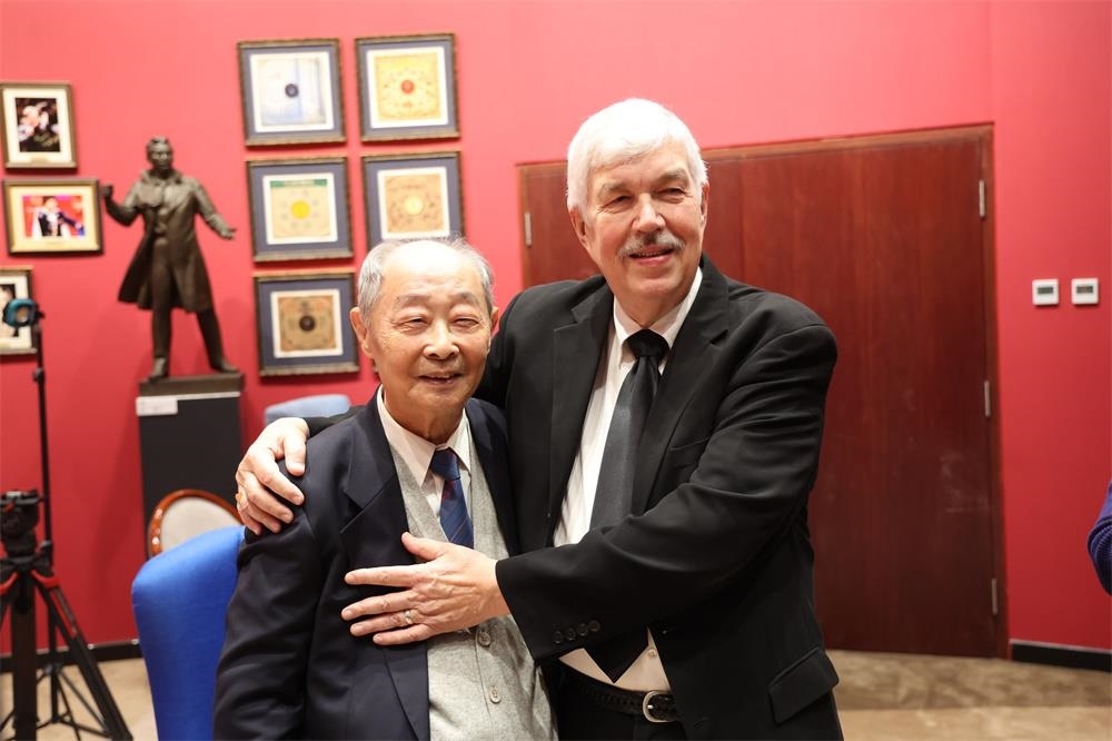 費(fèi)城交響樂團(tuán)小提琴演奏家戴維·布斯與原中央樂團(tuán)小提琴演奏家朱信人50年后再相聚。