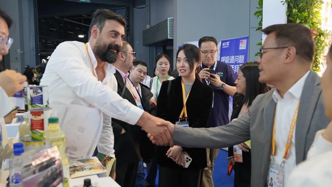 第六屆進(jìn)博會(huì)上，國(guó)內(nèi)一家超市行業(yè)的客商與來(lái)自美國(guó)佐治亞州的企業(yè)展商達(dá)成初步合作意向。