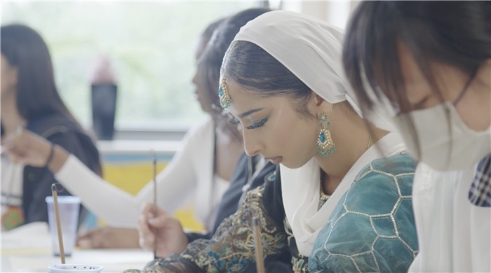 學(xué)生學(xué)習(xí)中國(guó)書(shū)法。帕特里克·謝德-西蒙茲攝