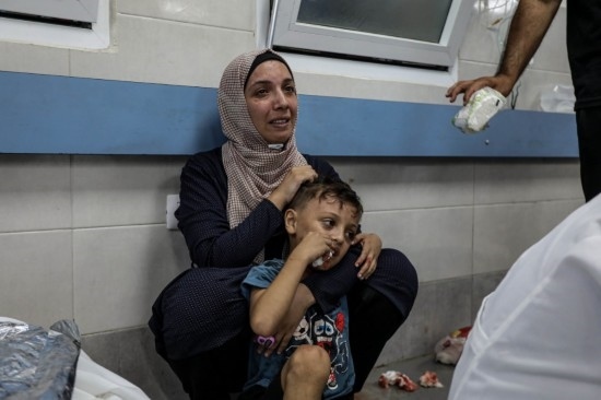 11月3日，人們在加沙城希法醫(yī)院接受治療。新華社發(fā)