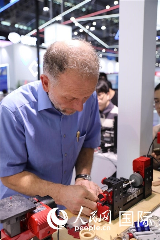 第25屆中國(guó)國(guó)際高新技術(shù)成果交易會(huì)15日在深圳開(kāi)幕，圖為展商現(xiàn)場(chǎng)演示精密加工工具。人民網(wǎng)記者 魯揚(yáng)攝